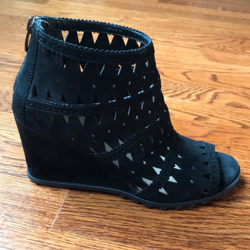 💙SOLD💙Via Spiga Black Ankle peek-a-boo booties